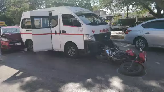 3 vehículos colisionaron en Mérida