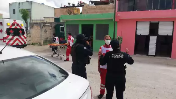 El hallazgo, lo realizaron habitantes del lugar debido a los olores fétidos que salían de la vivienda de su vecina El hallazgo, lo realizaron habitantes del lugar debido a los olores fétidos que salían de la vivienda de su vecina