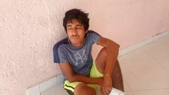 El hombre permanecía sentado en la entrada del Hospital, a la espera de ser rescatado por sus parientes El hombre permanecía sentado en la entrada del Hospital, a la espera de ser rescatado por sus parientes
