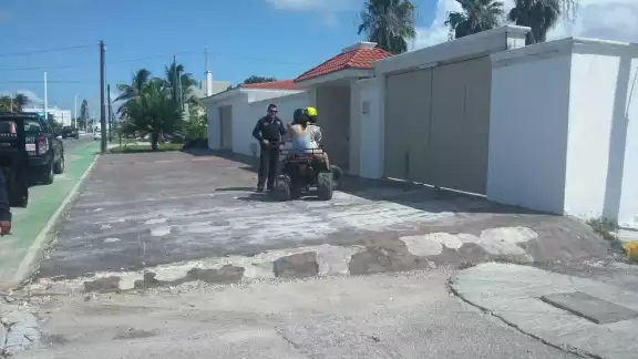 Oficiales de la Policía uniformada llegaron al lugar del percance vial para el respectivo peritaje. Foto: Julio Jiménez Oficiales de la Policía uniformada llegaron al lugar del percance vial para el respectivo peritaje. Foto: Julio Jiménez