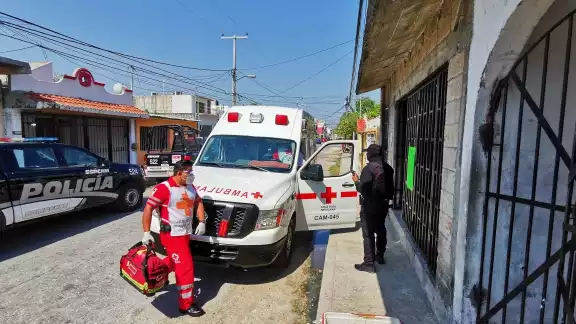 Al lugar arribaron paramédicos de la Cruz Roja para dar los primeros auxilios, pero el hombre se encontraba sin signos vitales Al lugar arribaron paramédicos de la Cruz Roja para dar los primeros auxilios, pero el hombre se encontraba sin signos vitales