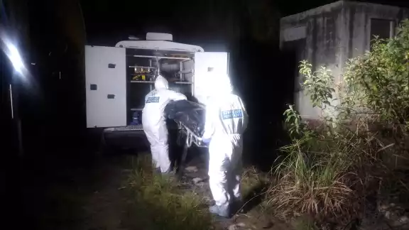 Fue localizado semidesnudo y en avanzado estado de descomposición Fue localizado semidesnudo y en avanzado estado de descomposición