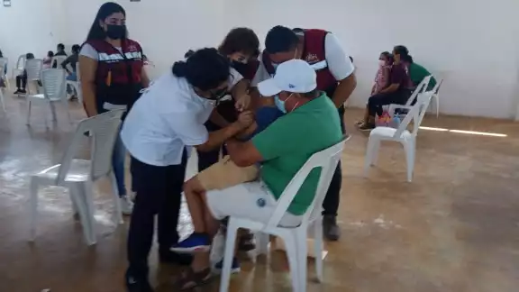Desde muy temprano arribaron madres y padres de familia acompañando a los niños Desde muy temprano arribaron madres y padres de familia acompañando a los niños