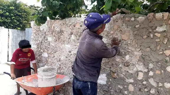 El pequeño sueña con ser médico o maestro en un futuro, pero ahora hay muchas carencias en su casa