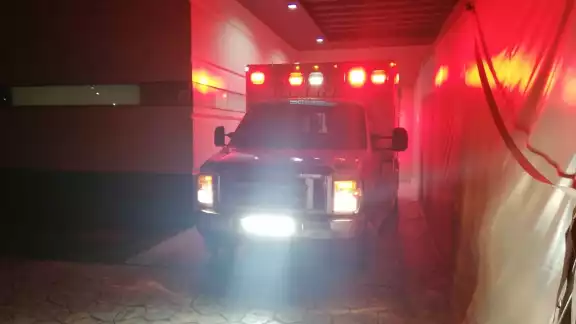 La víctima fue llevada de inmediato al hospital debido a los golpes La víctima fue llevada de inmediato al hospital debido a los golpes