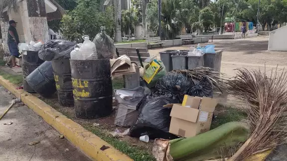 Los trabajadores exigen lo que justamente les corresponde por derecho, que es el pago de los sueldos Los trabajadores exigen lo que justamente les corresponde por derecho, que es el pago de los sueldos