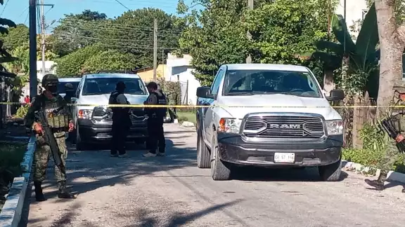 Una camioneta militar resguarda la entrada a la calle donde se llevó a cabo la inspección a un predio Una camioneta militar resguarda la entrada a la calle donde se llevó a cabo la inspección a un predio