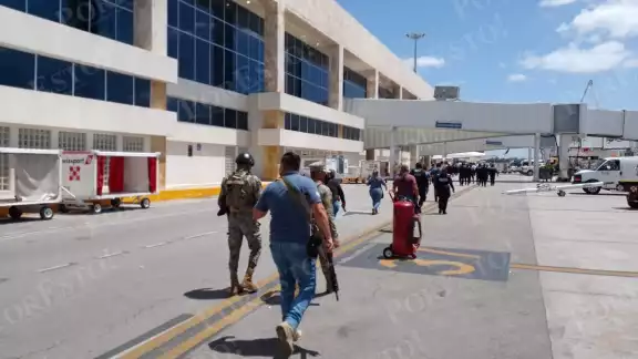 En la pista se vio a decenas de pasajeros, quienes eran resguardados por elementos En la pista se vio a decenas de pasajeros, quienes eran resguardados por elementos