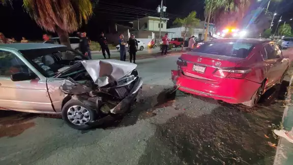 Los automóviles quedaron varados a media calle tras el impacto