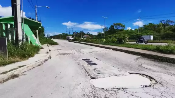 Los pobladores señalaron que el transporte público para a la mitad de la carretera federal exponiéndolos a un accidente Foto: Brian Lara Los pobladores señalaron que el transporte público para a la mitad de la carretera federal exponiéndolos a un accidente Foto: Brian Lara