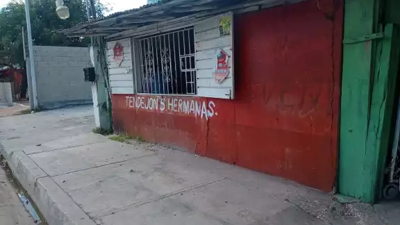 Luis Guillermo Pérez, dueño de "tiendita", relató que los proveedores dejaron de surtir como antes a los comercios debido a la falta de pago Luis Guillermo Pérez, dueño de "tiendita", relató que los proveedores dejaron de surtir como antes a los comercios debido a la falta de pago