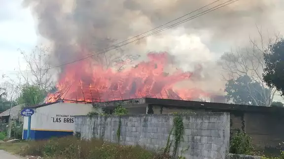 Sólo bastaron cinco minutos para que las llamas consumiera en su totalidad el inmueble Sólo bastaron cinco minutos para que las llamas consumiera en su totalidad el inmueble