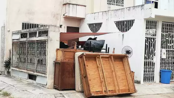 Desalojan a una ancianita de su casa en Cancún. Foto: Rafael García