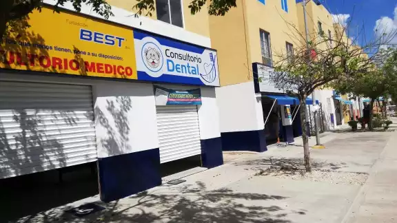 La farmacia se encuentra en la Región 251, sobre la avenida Osidiana de Cancún