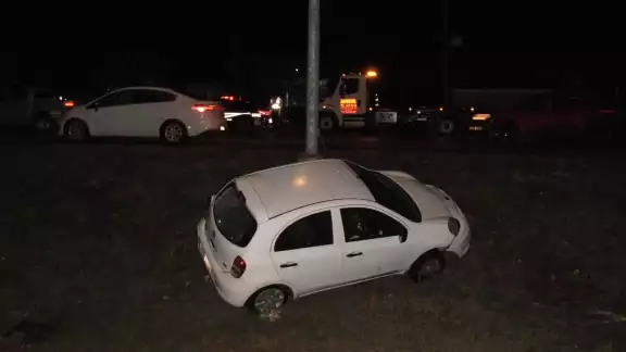 El automóvil terminó fuera de la vía