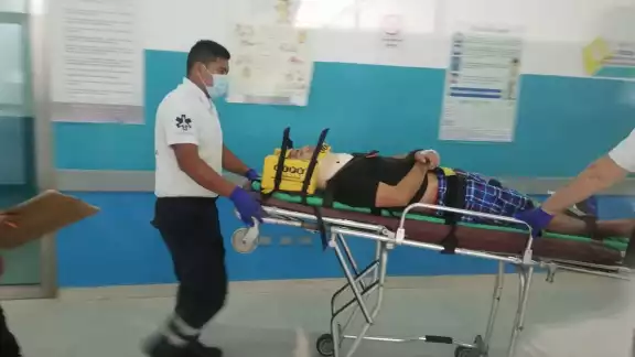 El hombre fue trasladado por paramédicos para su pronta atención El hombre fue trasladado por paramédicos para su pronta atención