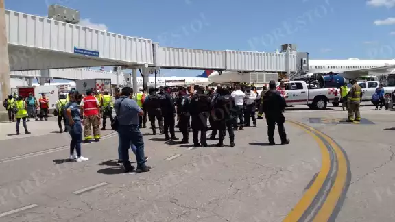 Los pasajeros fueron resguardados por policías en la pista del aeropuerto Los pasajeros fueron resguardados por policías en la pista del aeropuerto