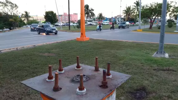 El antimonumento fue colocado en honor a los 43 normalistas de Ayotzinapa El antimonumento fue colocado en honor a los 43 normalistas de Ayotzinapa
