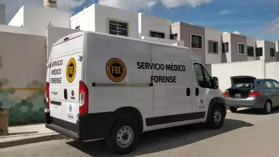 Según la madre del ahora fallecido, forzó la cerradura y al ingresar a la habitación lo encontró suspendido del cuello