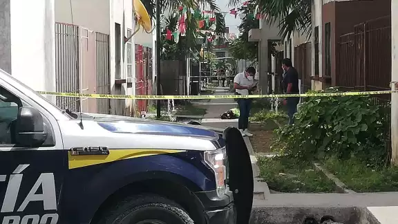 Los pistoleros que se trasladaban abordo de un taxi en el Fraccionamiento Villas Otoch Los pistoleros que se trasladaban abordo de un taxi en el Fraccionamiento Villas Otoch