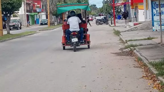 Debido a la alza en los costos de los mototaxistas,usuarios están empezando a aumentar el uso de taxis con diferencia de 5 pesos Debido a la alza en los costos de los mototaxistas,usuarios están empezando a aumentar el uso de taxis con diferencia de 5 pesos
