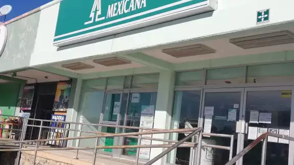 Entraron amenazando a la gente en el interior del negocio