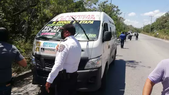 Conductor de combi mata a un hombre en el Arco Vial de Cancún: VIDEO Conductor de combi mata a un hombre en el Arco Vial de Cancún: VIDEO