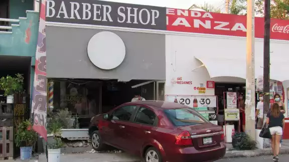 Por el impacto, la fachada del local colapsó