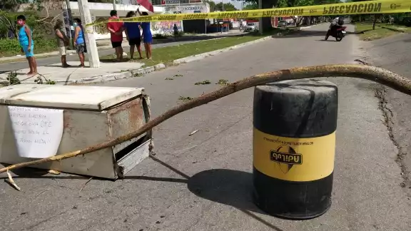 En la intersección del Circuito Colonia y la calle 27 un repartidor en moto trató de pasar por la fuerza y los manifestantes se lo impidieron En la intersección del Circuito Colonia y la calle 27 un repartidor en moto trató de pasar por la fuerza y los manifestantes se lo impidieron