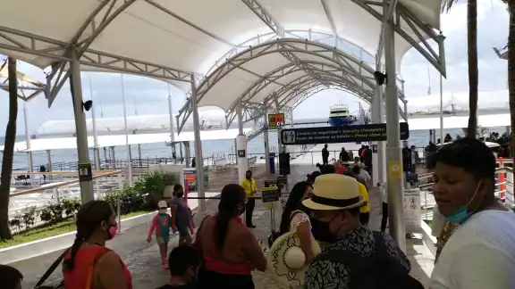 La fila para las revisiones se extendió en el pasillo central de la terminal La fila para las revisiones se extendió en el pasillo central de la terminal