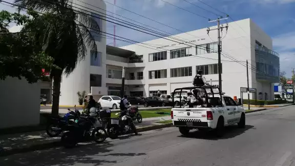 Reportan balacera en Plaza Hollywood de Cancún Reportan balacera en Plaza Hollywood de Cancún