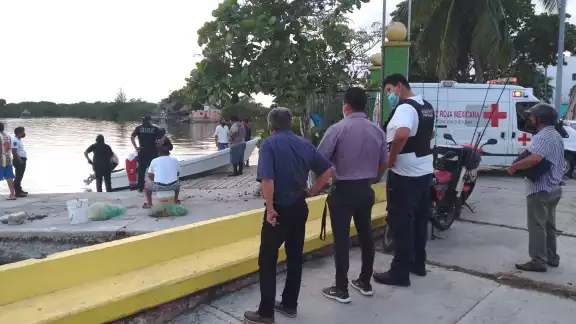 La embarcación también registró el rozón de una bala, por lo que peritos de la FGE, levantaron evidencias para establecer lo ocurrido