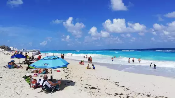 cancunenses disfrutan de la playa
cancunenses disfrutan de la playa