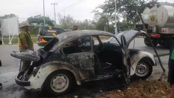 El automóvil se consumió por completo, pese a los esfuerzos de los bomberos de Mérida de controlar el fuego El automóvil se consumió por completo, pese a los esfuerzos de los bomberos de Mérida de controlar el fuego