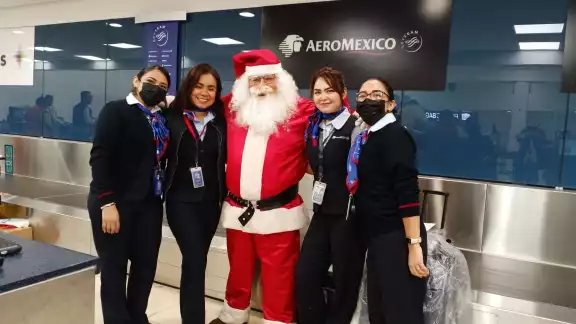 Humberto Perera Villalobos, quien labora en el Aeropuerto de Mérida, estuvo detrás del disfraz de Santa Claus Humberto Perera Villalobos, quien labora en el Aeropuerto de Mérida, estuvo detrás del disfraz de Santa Claus