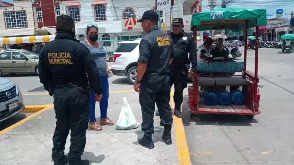 La mujer empezó a gritar y llamó la atención de los transeúntes