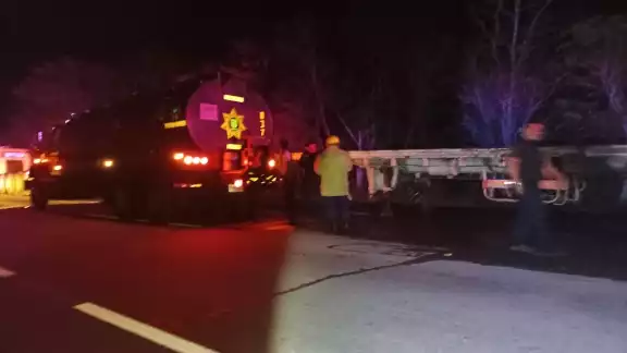 El chofer reportó que el incendio se originó en el eje de una llanta del remolque El chofer reportó que el incendio se originó en el eje de una llanta del remolque