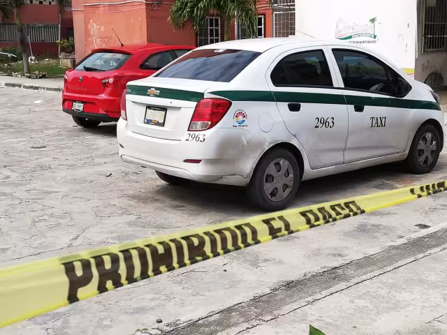 Llegaron paramédicos de la Cruz Roja Mexicana, quienes lo atendieron y lo trasladaron de urgencia al Hospital General