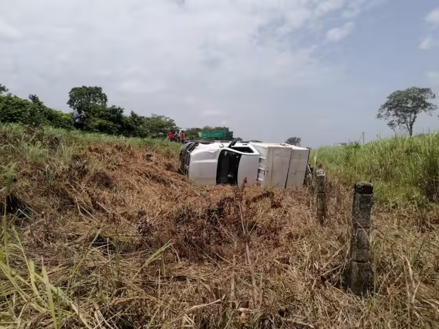 La camioneta salió de la carretera y dio varias vueltas. Foto: Joaquín Guevara