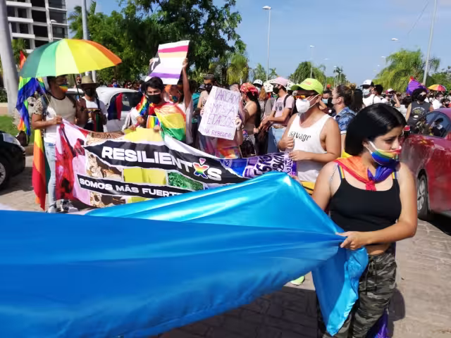 La comunidad LGBT en Cancún comenzó la caminata programada pare este sábado