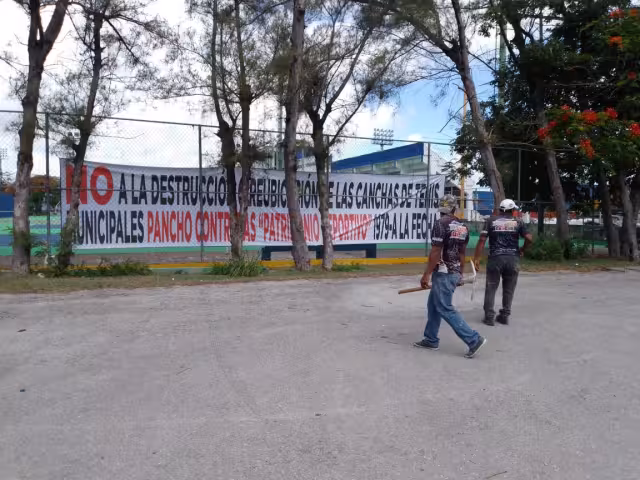 Los ciudadanos bajo el #PorCancun comenzaron a levantar firmas de niños, niñas y adolescentes a un costado de las canchas de tenis