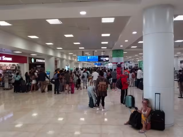 Más de mil personas se encuentra dentro de la terminal del aeropuerto de Cancún
