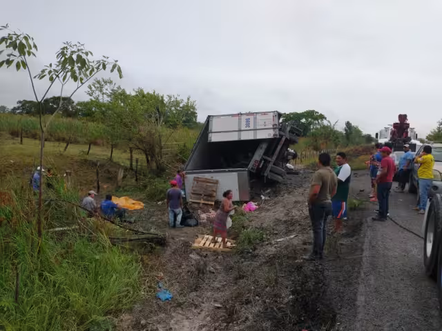 Un tráiler impactó contra un vehículo en la carretera Villahermosa-Escárcega