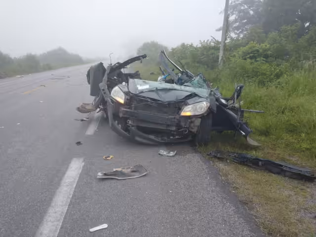 La camioneta de lujo quedó completamente destrozada