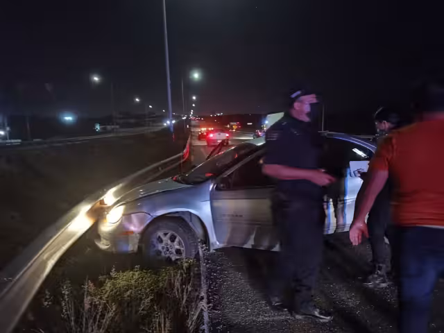 El auto estuvo cerca de caer más de 30 metros