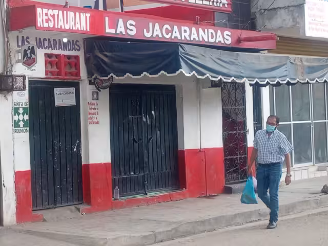 Las Jacarandas fue el primer negocio en ser cerrado, donde los clientes fueron desalojados luego de pagar la cuenta