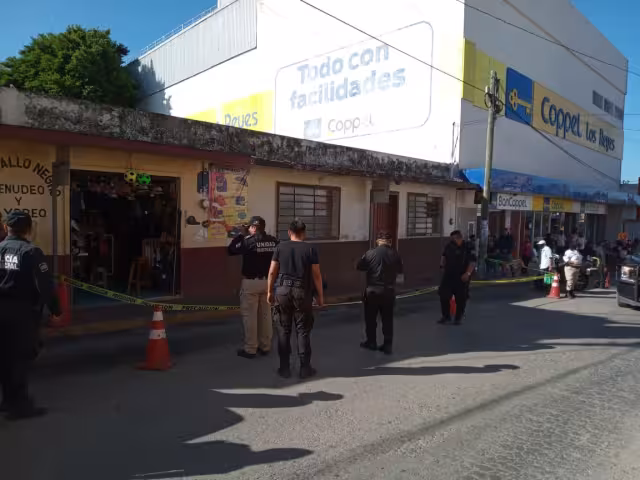 El sitio fue acordonado y el cuerpo tapado en lo que se esperaba el arribo de elementos del ministerio público, PEI y Servicio Médico Forense (Semefo) 