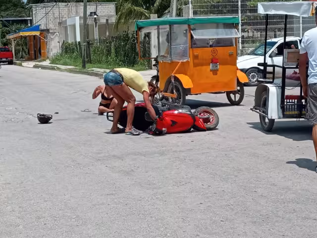 En motociclista invadió el carril del vehículo, lo que causó el choque y la caída de la moto