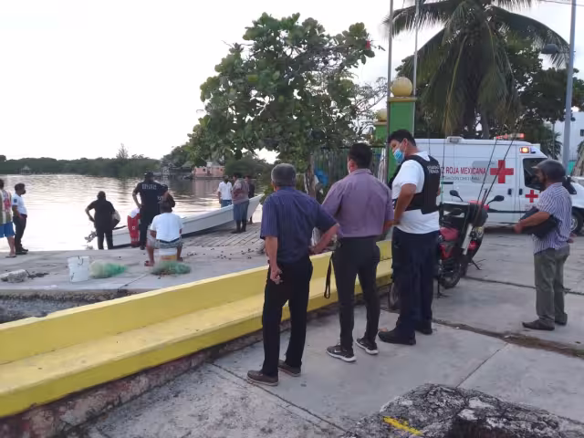 La embarcación también registró el rozón de una bala, por lo que peritos de la FGE, levantaron evidencias para establecer lo ocurrido