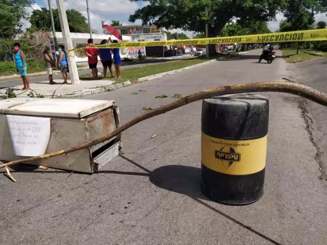 En la intersección del Circuito Colonia y la calle 27 un repartidor en moto trató de pasar por la fuerza y los manifestantes se lo impidieron